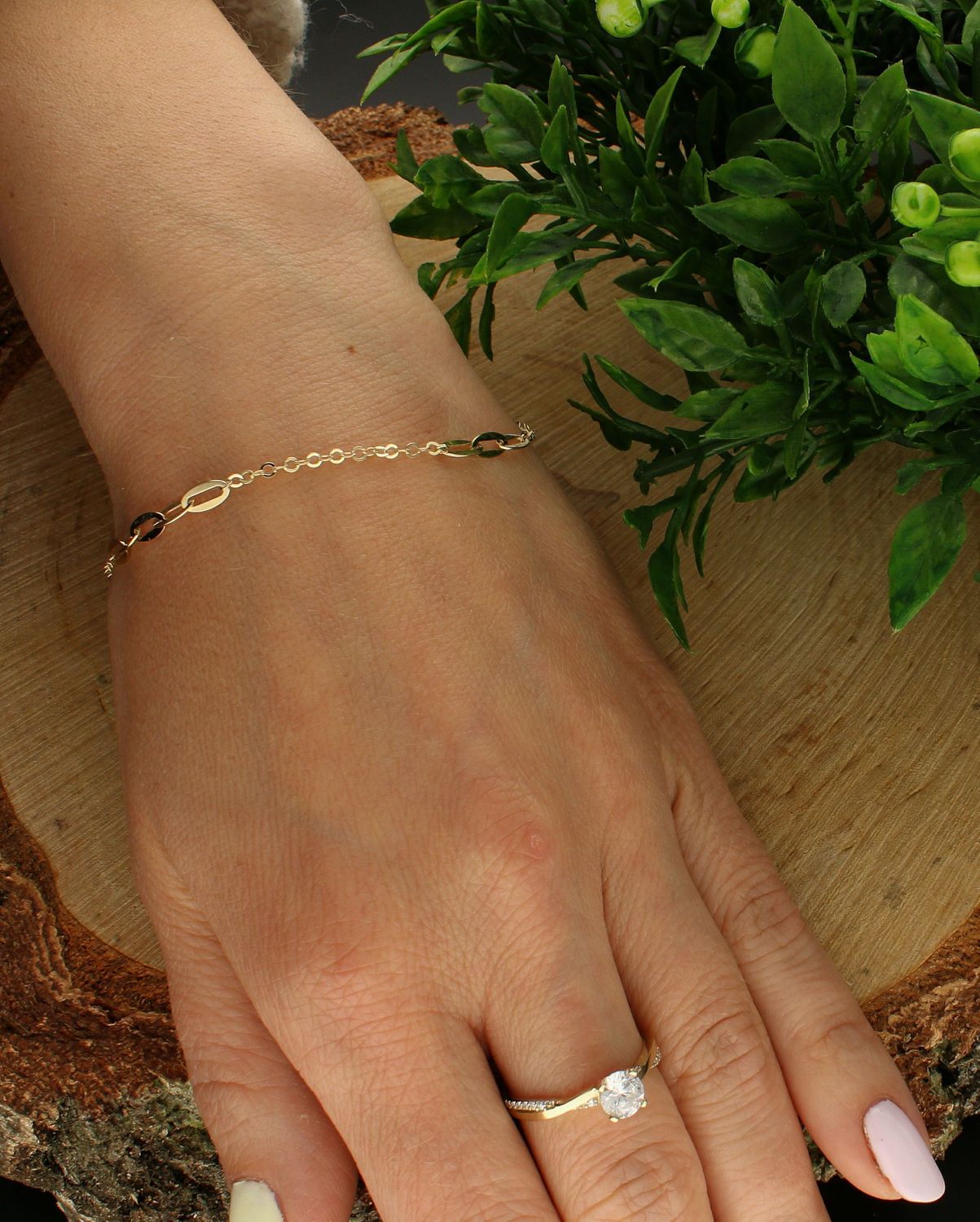 Bransoletka złota 333 z owalnymi oczkami BR 6833 333. Złota bransoletka damska. Złota bransoletka o nowoczesnym wzorze. Ozdobne oczka. Złota bransoletka idealna na prezent. Bransoletka złota dla każdej kobiety (1).jpg